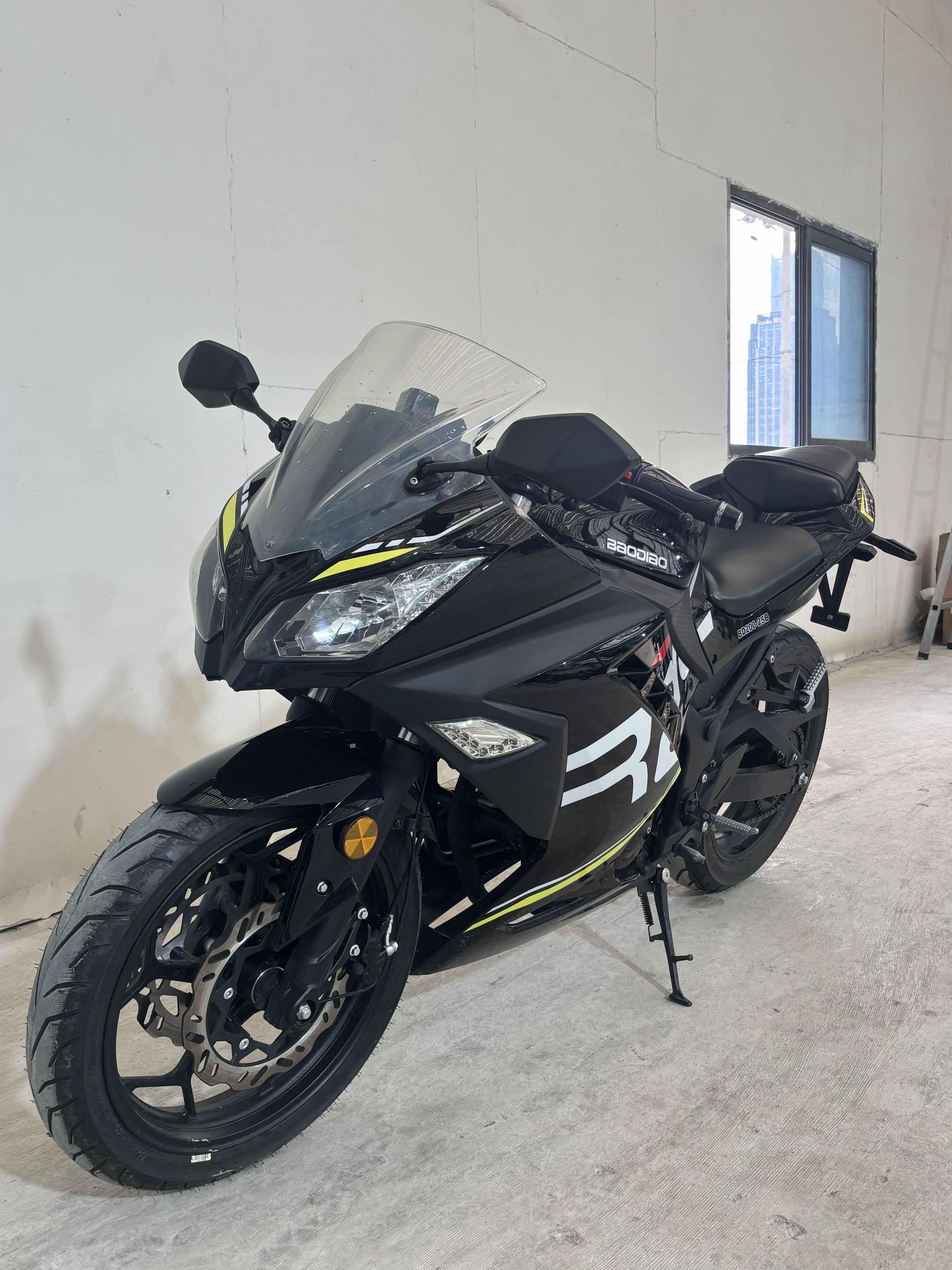 准新宝雕200跑车